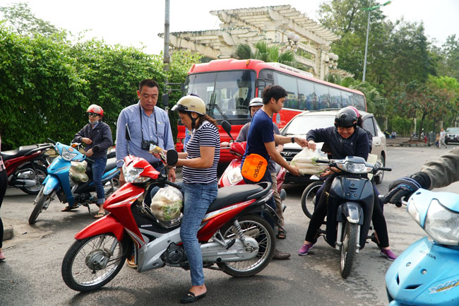 Video: Dân Thủ đô đánh ô tô, SH đi... giải cứu củ cải
